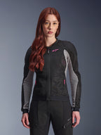 Chaqueta Alpinestars Stella Troop-Air para mujer, chaqueta de malla para moto, negro, gris ceniza y rosa flúor, vestida por una modelo con pantalones de conducción a juego, con construcción de malla técnica 2D ventilada y detalles de logotipo en rosa, diseñada para conducción urbana en verano