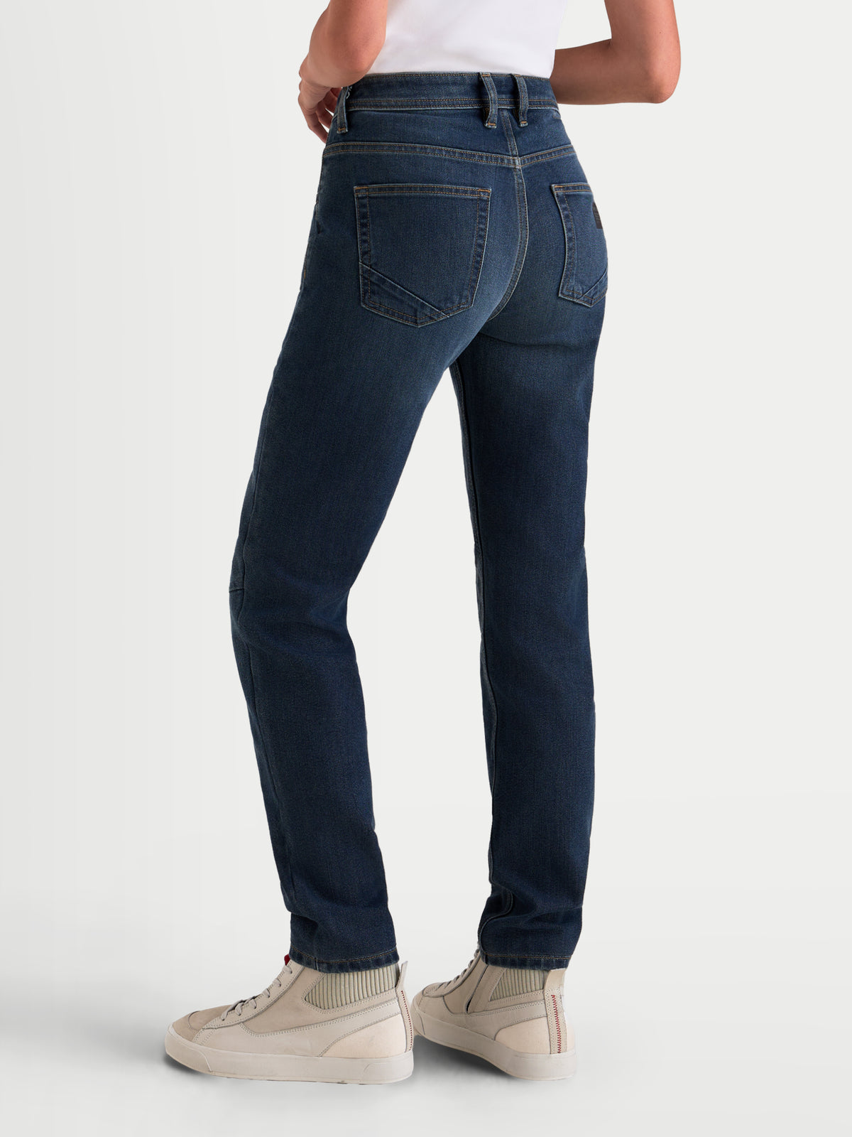 Alpinestars Stella Flex Ast 5 Denim Pantalones, pantalones de moto urbanos para mujer, azul índigo lavado, con construcción elástica monocapa y ajuste ergonómico en la cintura, vista trasera en modelo