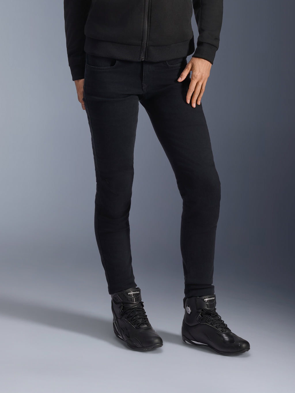 Alpinestars Daisy V3, vaqueros de moto para mujer, Rinse Black, vaqueros de moto de corte ajustado, combinados con botas de moto de caña alta negras y sudadera con capucha y cremallera, estilo urbano monocromático elegante