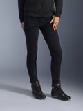 Alpinestars Daisy V3, vaqueros de moto para mujer, Rinse Black, vaqueros de moto de corte ajustado, combinados con botas de moto de caña alta negras y sudadera con capucha y cremallera, estilo urbano monocromático elegante