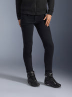 Alpinestars Daisy V3, vaqueros de moto para mujer, Rinse Black, vaqueros de moto de corte ajustado, combinados con botas de moto de caña alta negras y sudadera con capucha y cremallera, estilo urbano monocromático elegante
