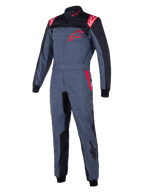 Alpinestars KMX-9 V3 Graphic 6, mono de karting, gris antracita con detalles en negro y rojo, con un diseño gráfico moteado, logotipo de estrella roja en el pecho, paneles interiores negros y detalles rojos en los hombros, equipamiento profesional para automovilismo
