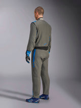 Alpinestars GP Race V3 Suit FIA, traje de automovilismo, Anthracite Blue, vista trasera del modelo luciendo el traje de una pieza gris con detalles azules, guantes y calzado de carreras azules a juego, diseño de equipamiento profesional para automovilismo