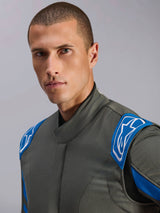 Alpinestars GP Race V3 Suit FIA, traje de automovilismo en azul antracita, primer plano de un modelo que muestra el diseño de la parte superior con hombreras azules y logotipos blancos de Alpinestars, equipo profesional de automovilismo.