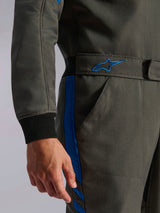 Alpinestars GP Race V3 Suit FIA, traje de automovilismo en color Anthracite Blue, detalle en primer plano de la zona de la cintura con cinturón ajustable y logotipo bordado, bolsillo lateral y puño de la manga acanalado negro.
