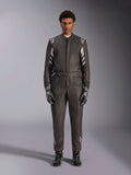Alpinestars GP Race V3 Suit FIA, mono de automovilismo, negro y plata, vista frontal del piloto con equipamiento de carreras completo incluyendo guantes y botas, diseño profesional con logotipos de Alpinestars en hombros y cinturón