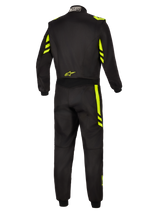 Alpinestars GP Race V3 Suit FIA, mono de automovilismo, negro y amarillo flúor, vista trasera que muestra detalles en amarillo fluorescente en los hombros y las piernas, pequeño logotipo amarillo en la parte baja de la espalda y etiqueta de certificación FIA en el cuello.