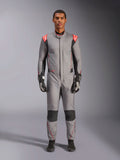 Mono Alpinestars Hypertech V3, traje de carreras profesional en gris medio, negro y rojo flúor, vestido por un modelo con guantes y calzado de competición negros, con un corte atlético ajustado, detalles en rojo flúor en los hombros y paneles negros en las rodillas y laterales.