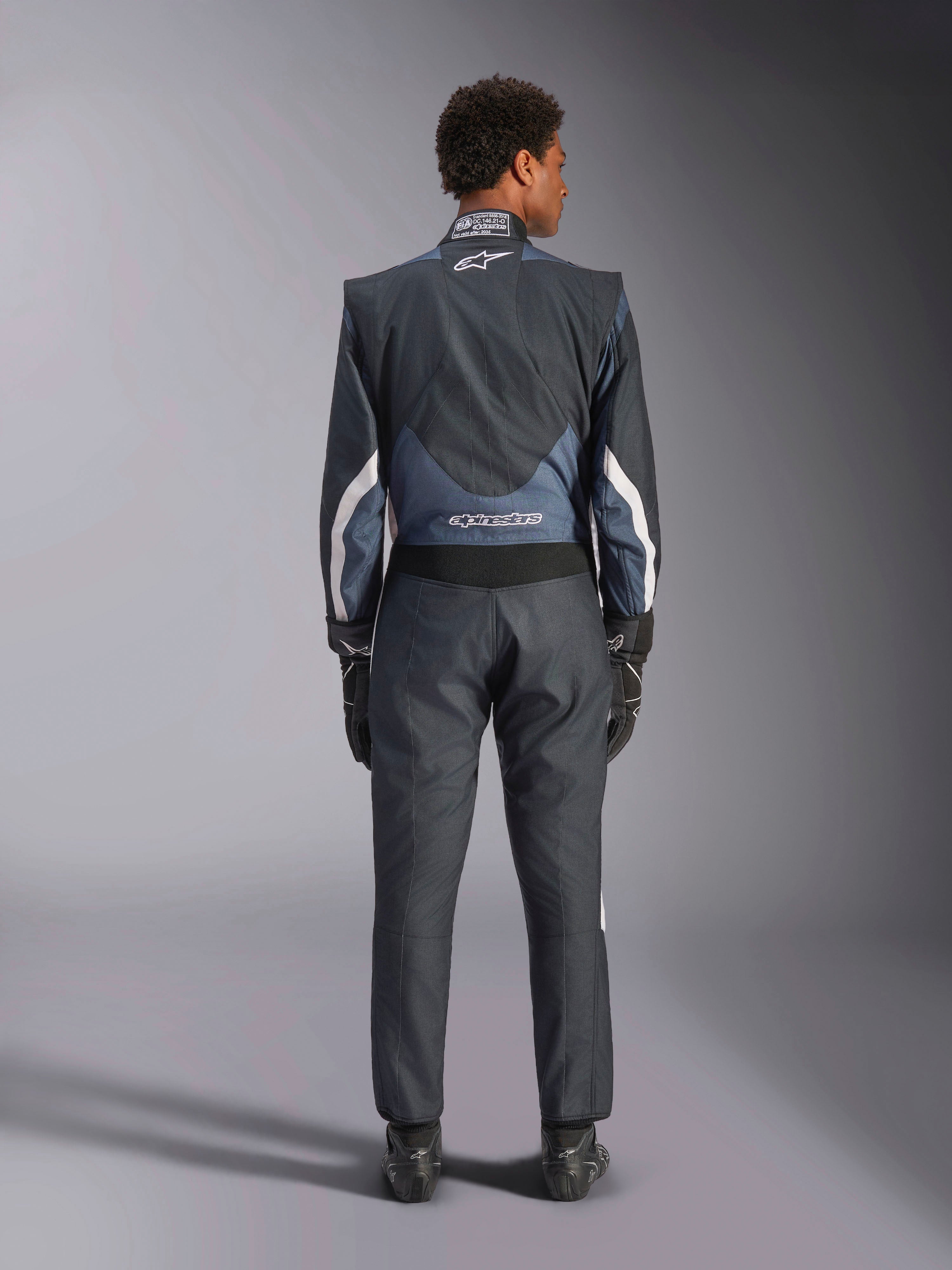 Alpinestars GP Pro Comp V2, traje de automovilismo ignífugo, hombre, negro y blanco asfalto, certificado FIA, vista posterior.