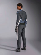 Alpinestars GP Pro Comp V2, traje de carreras de auto para hombre, negro y gris asfalto, certificado FIA, vista trasera 3/4.