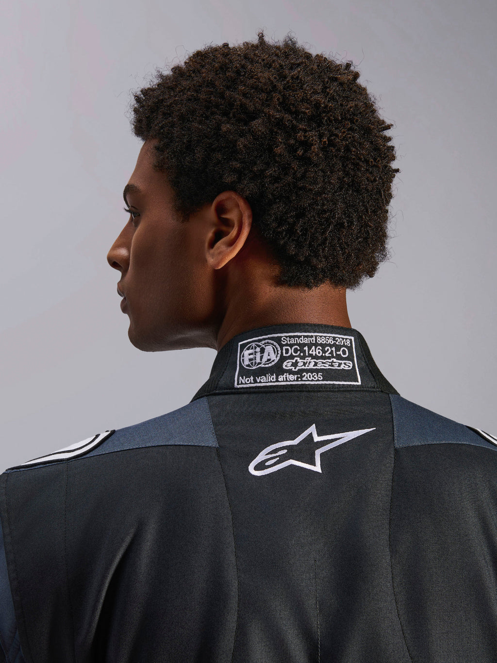 Alpinestars Traje GP Pro Comp V2 - FIA, traje de automovilismo para hombre, negro y asfalto, con certificación FIA 8856-2018 y logotipo Astar blanco.
