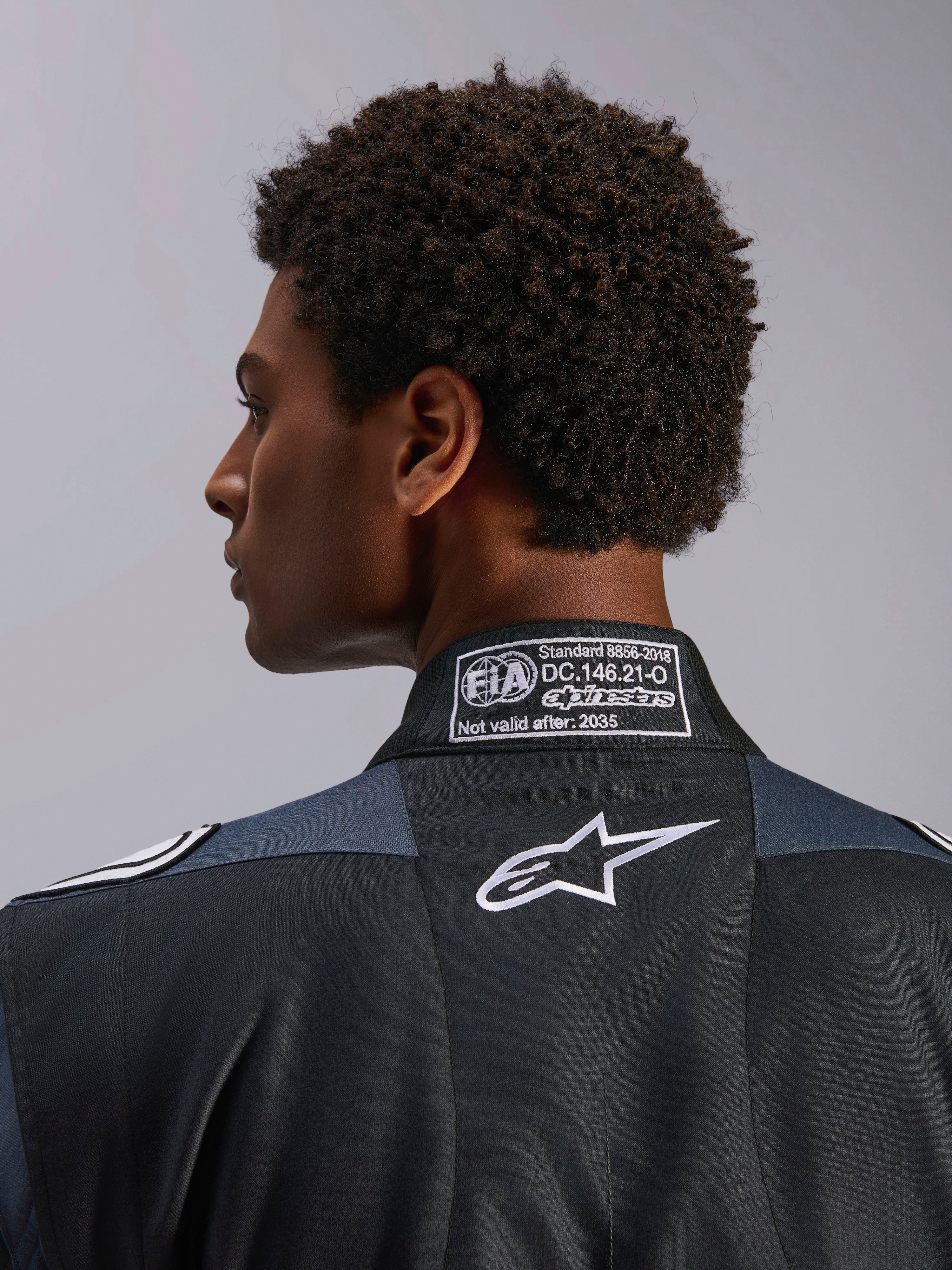 Alpinestars Traje GP Pro Comp V2 - FIA, traje de automovilismo para hombre, negro y asfalto, con certificación FIA 8856-2018 y logotipo Astar blanco.