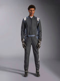 Traje Alpinestars GP Pro Comp V2 - FIA, profesional de hombre, negro y blanco, para carreras de automovilismo en circuito.