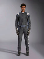 Traje Alpinestars GP Pro Comp V2 - FIA, profesional de hombre, negro y blanco, para carreras de automovilismo en circuito.