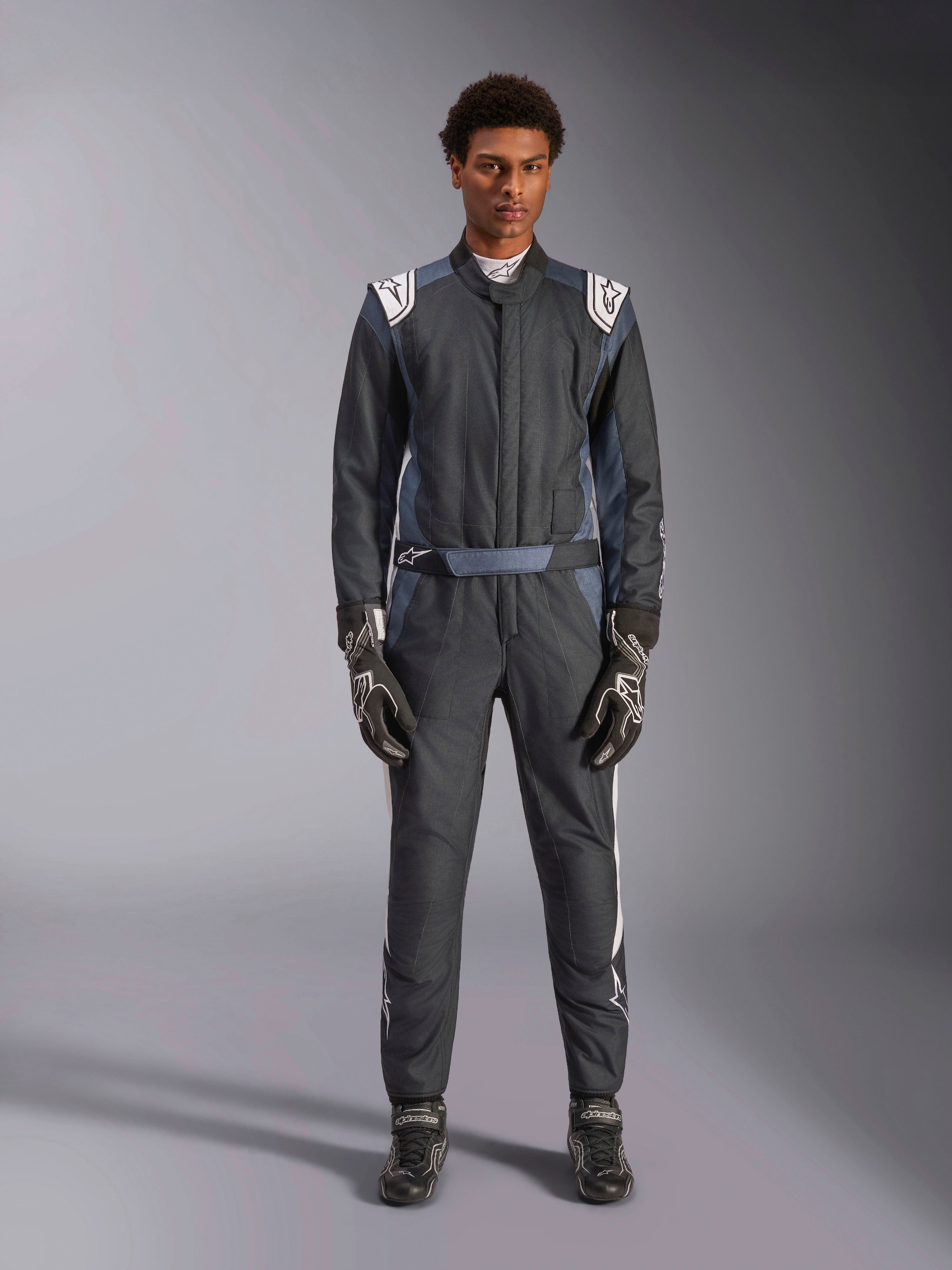 Traje Alpinestars GP Pro Comp V2 - FIA, profesional de hombre, negro y blanco, para carreras de automovilismo en circuito.