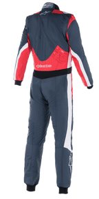 Mono Alpinestars GP Pro Comp V2 FIA, traje de automovilismo, rojo asfalto y blanco, vista trasera con paneles rojos en la parte inferior de la espalda y los hombros, detalles blancos en los laterales y logotipo de Alpinestars