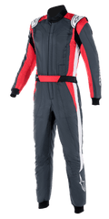 Alpinestars GP Pro Comp V2 FIA Suit, mono de automovilismo, gris asfalto con detalles en rojo y blanco, con cuello alto, cinturón rojo integrado y rayas laterales blancas, equipo de protección profesional para deportes de motor