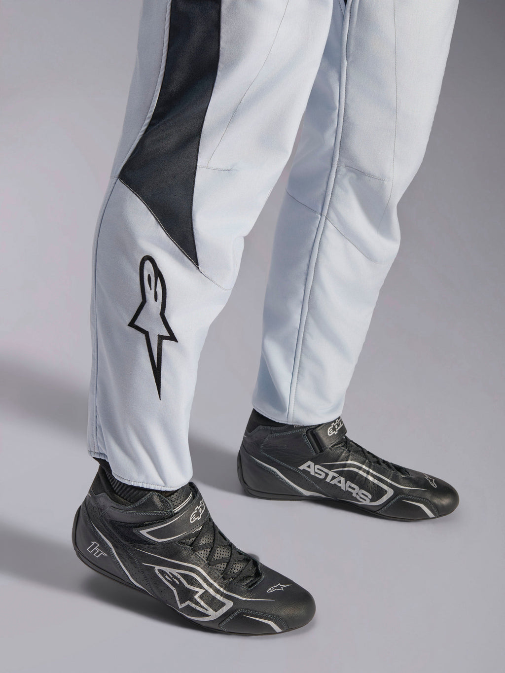 Alpinestars GP Pro Comp V2 FIA, traje de carreras para hombre, gris y negro, con logo de estrella y botas de competición