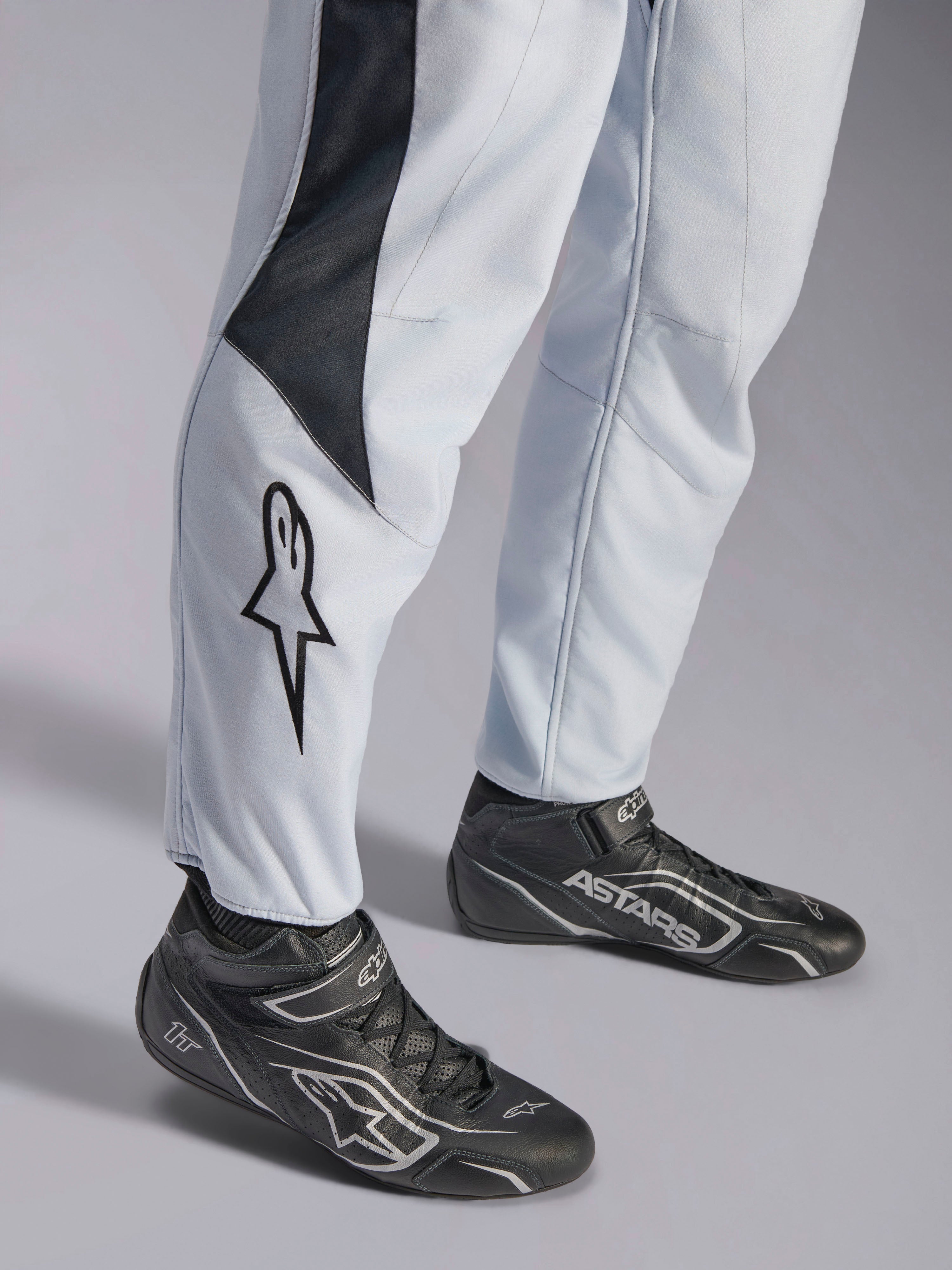 Alpinestars GP Pro Comp V2 FIA, traje de carreras para hombre, gris y negro, con logo de estrella y botas de competición