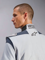 Alpinestars GP Pro Comp V2 FIA, traje de carreras para automovilismo, plateado y gris, con etiqueta FIA y logotipo bordado.
