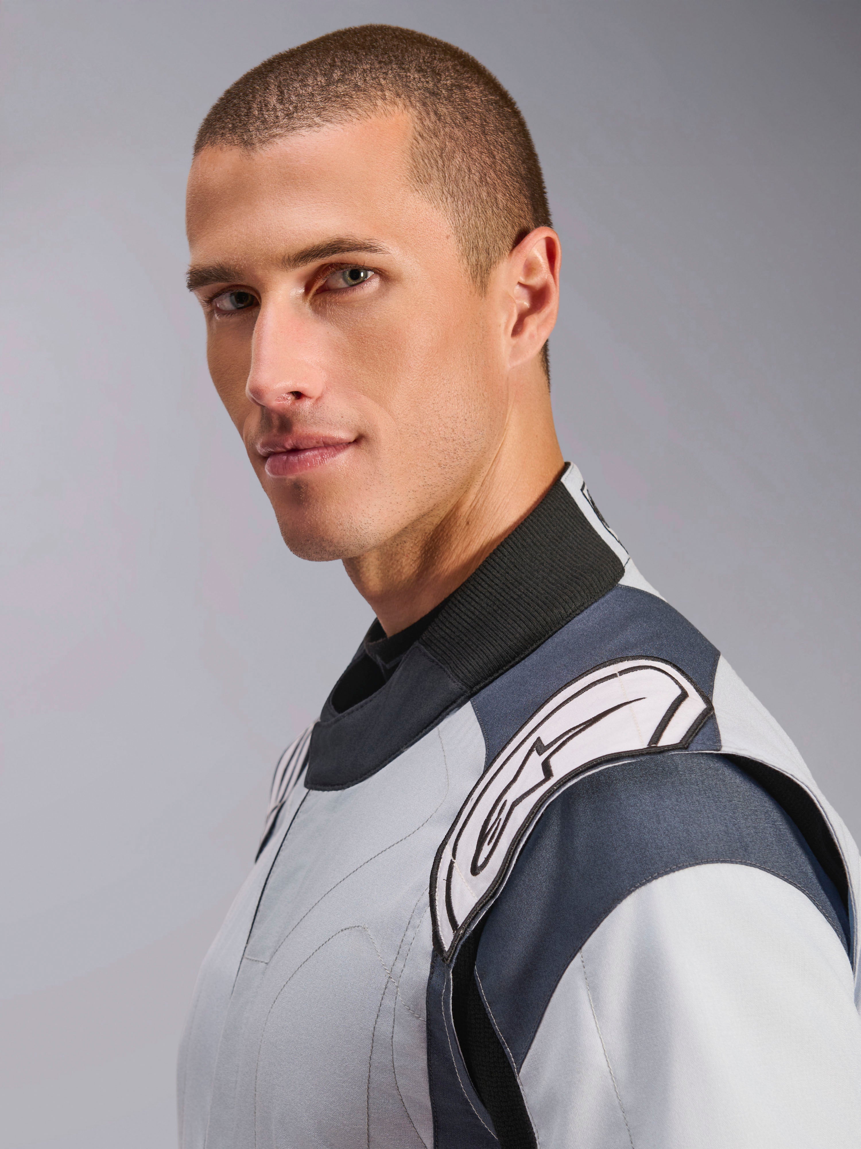 Alpinestars Traje GP Pro Comp V2 FIA, traje de carreras para hombre, gris y negro, cuello alto y logotipo en el hombro