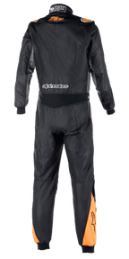 Alpinestars Atom FIA Graphic Suit, vista trasera de un mono de automovilismo de una pieza, negro y antracita con detalles en naranja flúor en hombros y pantorrillas, con detalles de la certificación FIA en el cuello y la marca Alpinestars en la parte inferior de la espalda.