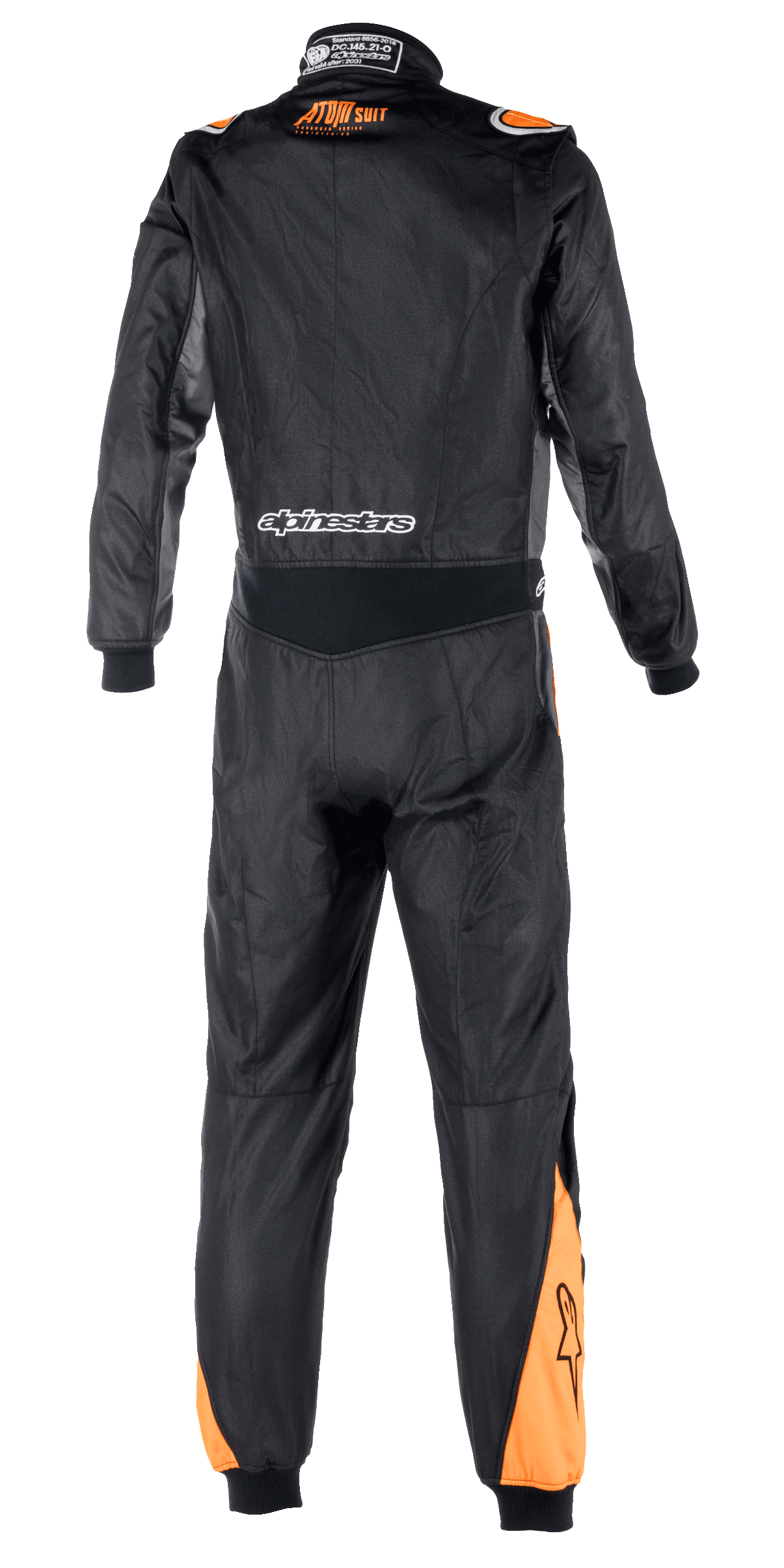 Alpinestars Atom FIA Graphic Suit, vista trasera de un mono de automovilismo de una pieza, negro y antracita con detalles en naranja flúor en hombros y pantorrillas, con detalles de la certificación FIA en el cuello y la marca Alpinestars en la parte inferior de la espalda.