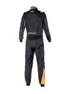 Traje Alpinestars Atom Graphic, traje de automovilismo de una pieza con certificación FIA, negro y naranja flúor, vista trasera que destaca el panel elástico de la cintura, logotipos de la marca y confección ignífuga de aramida.