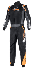 Alpinestars Atom FIA Graphic Suit, mono de carreras de una pieza certificado por la FIA, negro y antracita con detalles naranja flúor, cuello alto, marca ASTARS en las mangas, equipamiento profesional para automovilismo y competición en pista