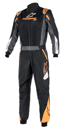 Alpinestars Atom FIA Graphic Suit, mono de carreras de una pieza certificado por la FIA, negro y antracita con detalles naranja flúor, cuello alto, marca ASTARS en las mangas, equipamiento profesional para automovilismo y competición en pista