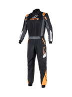Alpinestars Atom Graphic Suit, traje de automovilismo de una pieza FIA en negro, antracita y naranja flúor, vista frontal que muestra la confección en aramida ignífuga, cintura con cinturón y marca ASTARS.
