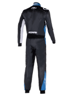 Alpinestars Atom Graphic 4 Suit, vista trasera de cuerpo completo de mono de automovilismo, negro con detalles plateados y azules, con el logotipo blanco de ASTARS en la cintura y paneles azules en las piernas, ropa de protección profesional para automovilismo con certificación FIA
