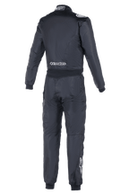 Mono Alpinestars Atom FIA, traje de carreras de automovilismo, vista posterior en negro, con logotipos blancos de Alpinestars en la parte inferior de la espalda y la pantorrilla derecha, etiqueta de homologación FIA en el cuello, construcción textil de una pieza para seguridad profesional en el automovilismo