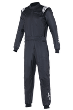 Alpinestars Atom FIA Suit, mono de carreras negro, diseño de una pieza con logotipos Alpinestars blancos en los hombros y la pierna izquierda, cuello alto con puños acanalados y cinturón, ropa profesional de automovilismo y carreras