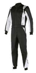 Traje Alpinestars Atom FIA, mono de carreras para automovilismo, negro y plateado, con paneles blancos en las mangas y piernas, hombreras, cinturón y puños acanalados, diseño profesional con certificación FIA
