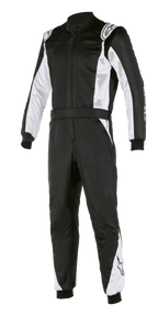 Traje Alpinestars Atom FIA, mono de carreras para automovilismo, negro y plateado, con paneles blancos en las mangas y piernas, hombreras, cinturón y puños acanalados, diseño profesional con certificación FIA