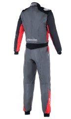 Traje Alpinestars Atom FIA, mono de automovilismo, color antracita, rojo y negro, vista trasera que muestra los paneles elásticos en la cintura, las hombreras y el logotipo de Alpinestars en la zona lumbar y los hombros.