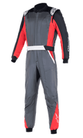 Alpinestars Atom FIA Suit, mono de carreras profesional para automovilismo, gris antracita con paneles rojos y negros, con hombreras blancas y logotipos de la marca, construcción de dos capas para protección contra el calor y las llamas