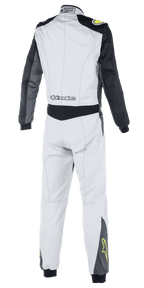 Traje Alpinestars Atom FIA, mono de automovilismo, plata, antracita y amarillo flúor, vista posterior que muestra mangas negras y panel en la cintura, logotipo de Alpinestars en la parte baja de la espalda, estrellas amarillas en la parte inferior de las piernas, ropa de automovilismo con certificación FIA