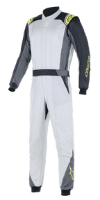 Alpinestars Atom FIA Suit, traje de carreras automovilísticas, plateado y antracita con detalles en amarillo flúor, diseño de una sola pieza con cuello alto y puños elásticos, indumentaria de protección profesional para carreras automovilísticas