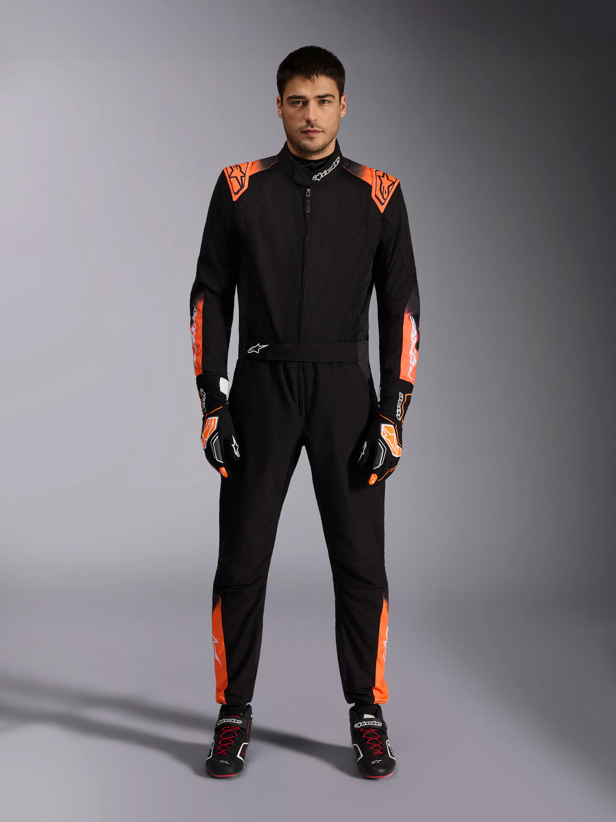 Alpinestars KMX-5 V2 Suit, mono de karting, negro con detalles naranjas, cuello alto, construcción premium para competición, con guantes incluidos