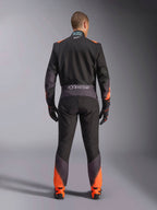 Traje Alpinestars KMX-5 V3, traje de karting para hombre, negro y naranja flúor, con certificación FIA, vista trasera.
