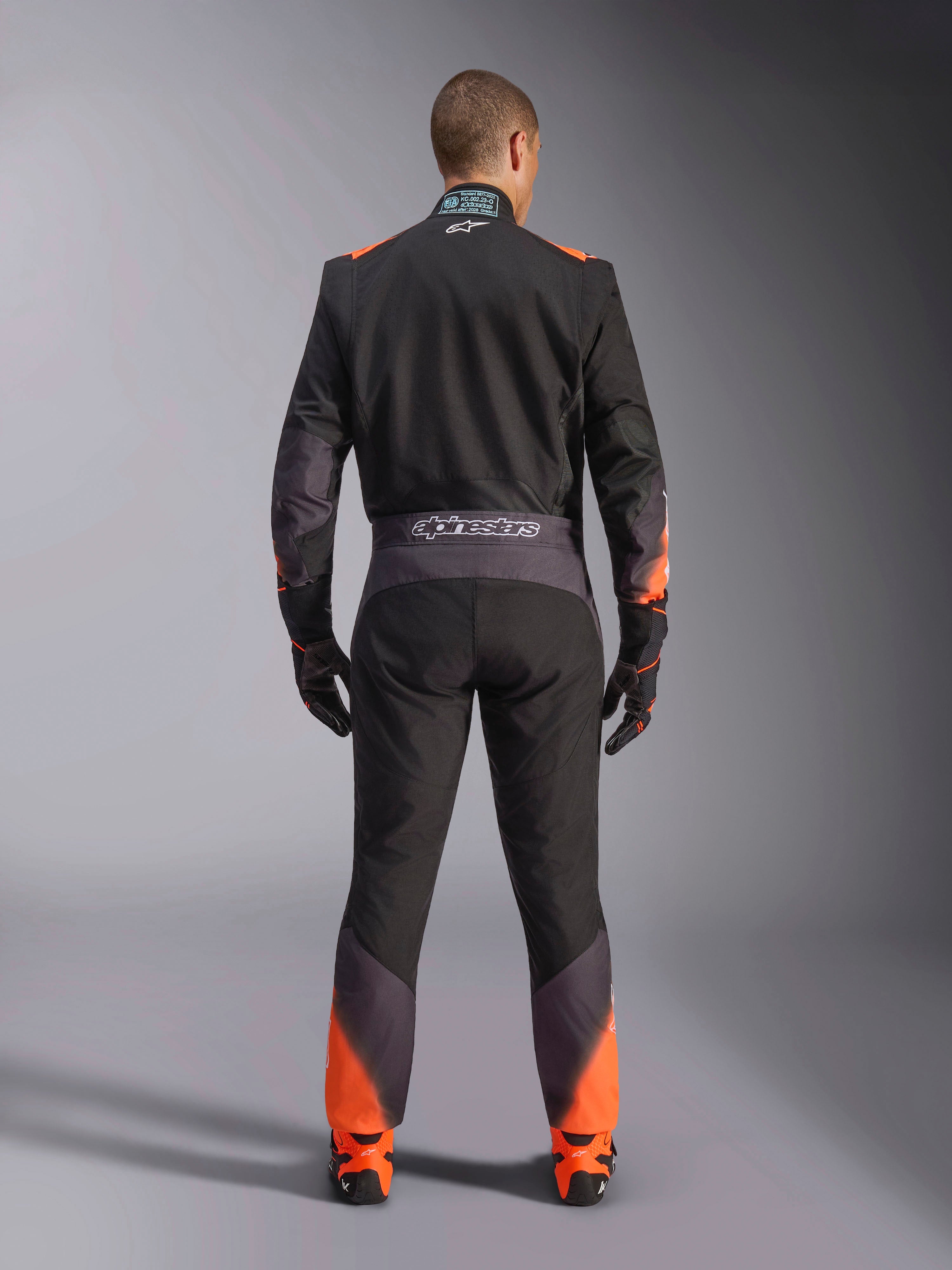 Traje Alpinestars KMX-5 V3, traje de karting para hombre, negro y naranja flúor, con certificación FIA, vista trasera.