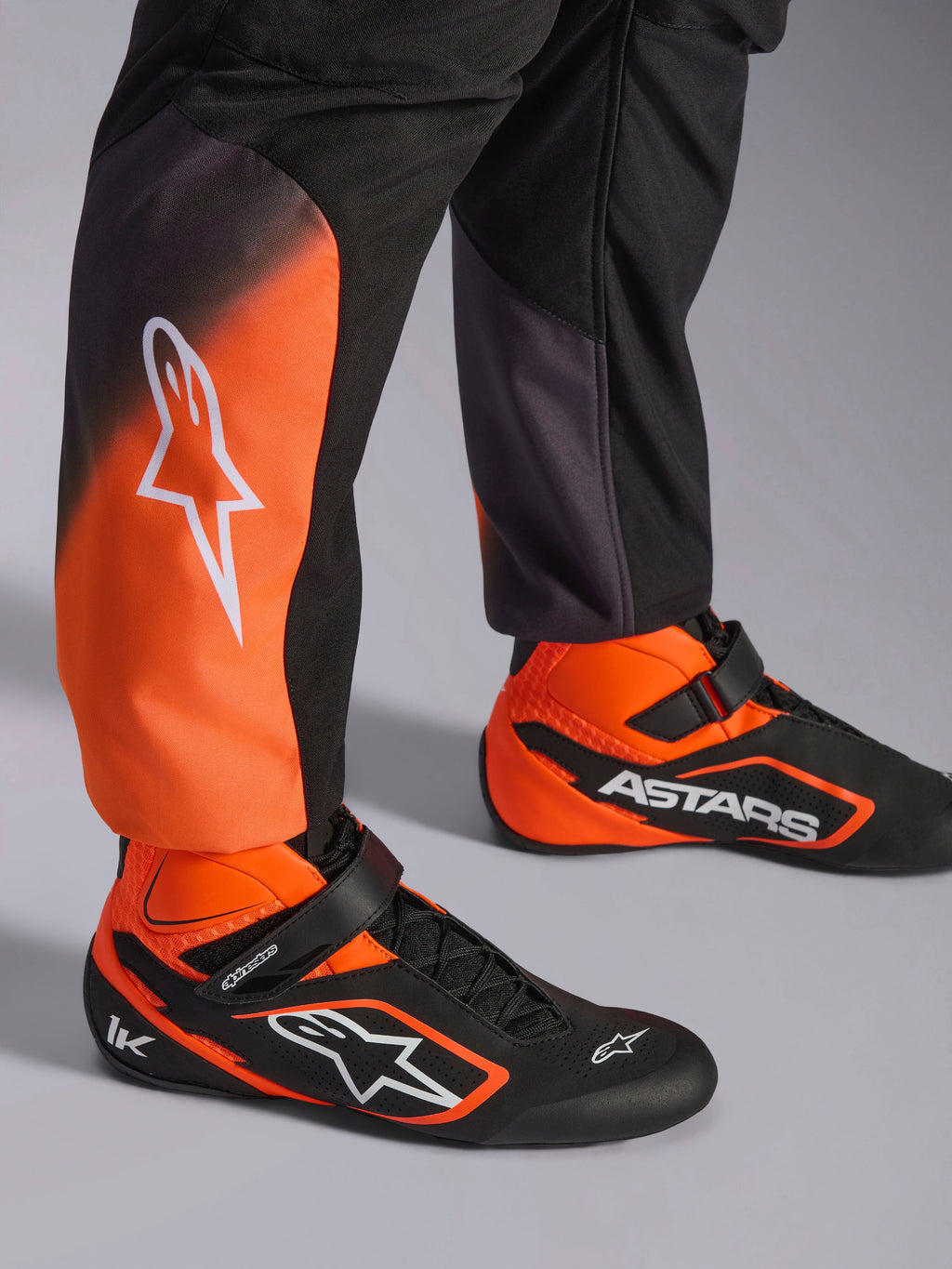 Alpinestars KMX-5 V3, traje de karting para hombre, negro y naranja fluo, con calzado y certificado FIA 8877-2022 grado 1