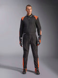 Alpinestars KMX-5 V3, traje de karting para hombre, negro y naranja flúor, certificado FIA 8877-2022, usado por un modelo