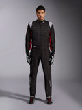 Mono de karting Alpinestars KMX-9 V3 en negro, rojo y blanco, vista frontal de cuerpo completo de un modelo luciendo el mono de una pieza con guantes y calzado de competición coordinados, con logotipos blancos de Alpinestars en los hombros y detalles en rojo.