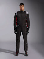 Mono de karting Alpinestars KMX-9 V3 en negro, rojo y blanco, vista frontal de cuerpo completo de un modelo luciendo el mono de una pieza con guantes y calzado de competición coordinados, con logotipos blancos de Alpinestars en los hombros y detalles en rojo.