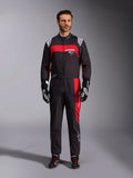 Mono Alpinestars KMX-9 V3 Graphic 3, mono de karting, negro y rojo, vista frontal de cuerpo completo en modelo, con paneles gráficos en rojo y logotipos blancos, combinado con guantes y calzado de competición negros, equipamiento profesional de automovilismo.
