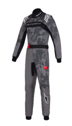 Alpinestars KMX-9 V3 Graphic 5 Suit, mono de karting, diseño gráfico de camuflaje en gris oscuro y negro, con logotipos de Alpinestars en blanco en hombros y piernas, paneles elásticos negros, detalles rojos en el cinturón, diseño profesional de una pieza para competición de automovilismo