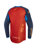 Alpinestars Maxdura Dual Jersey, jersey de motociclismo de aventura, marrón óxido y Mood Indigo con detalles en azul brillante, vista trasera que muestra el torso de malla completa, dobladillo trasero de corte caído y marca Alpinestars en amarillo en las mangas y la espalda.